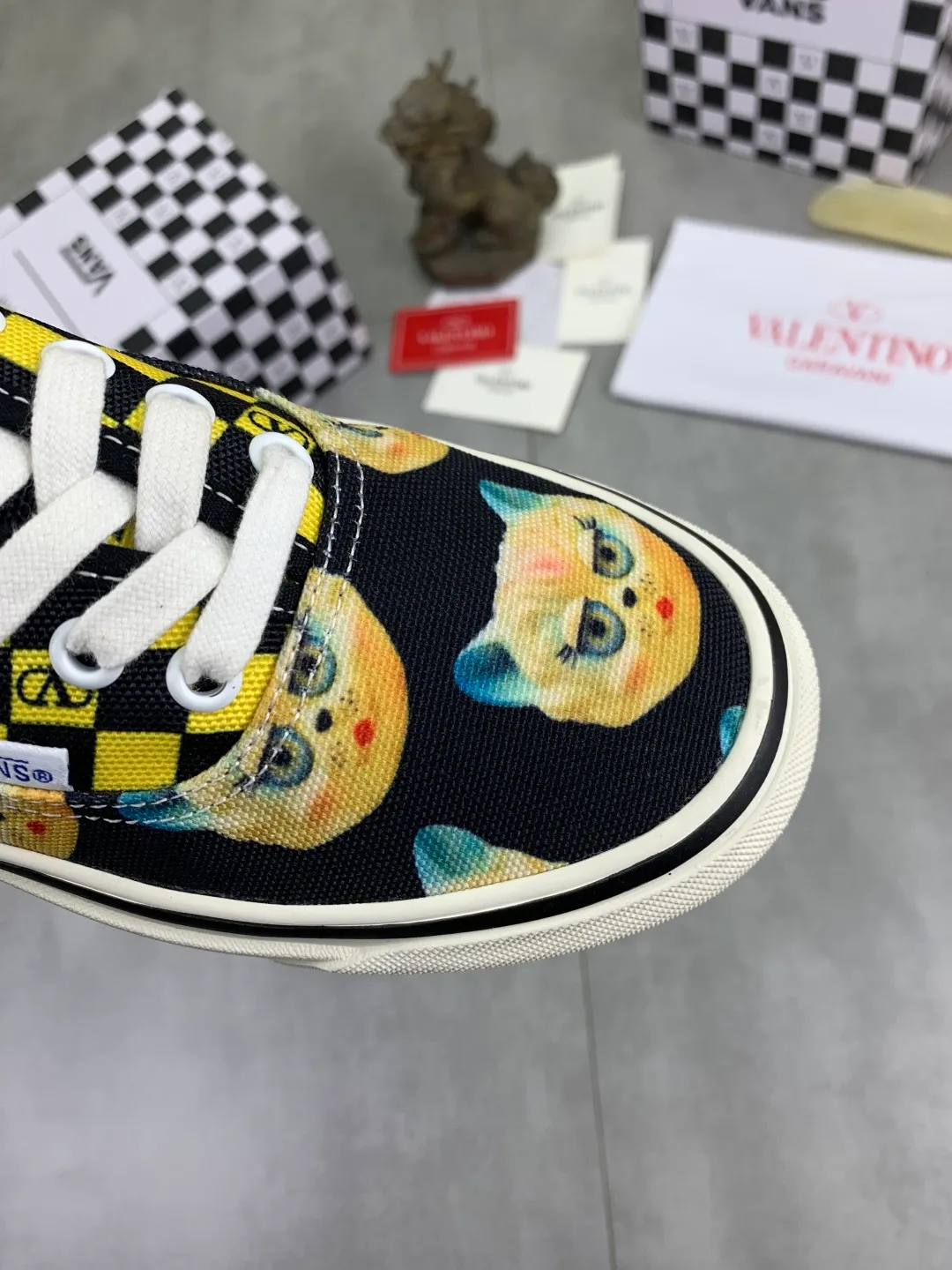 Men's shoes 💰P460 New Valentino❌Wans co-branded Valentino and Vans release new co-branded sneakers, integrating Valentino's Italian high-definition aesthetics and Vans's free and authentic spirit, giving classic shoes a personality that spans the ages. Many stars - Jolin Tsai. Yang Zi. Liu Wen. Ma Baiquan. Choi Soobin. freen. Song Zuer. JJ Lin. zel. Cecilia Cheung. shark. Xin Yunlai...Same style. Female model: 35-42 (41.42 is custom-made and non-refundable) Men's model: 39-46 (45.46 is custom-made and non-refundable)